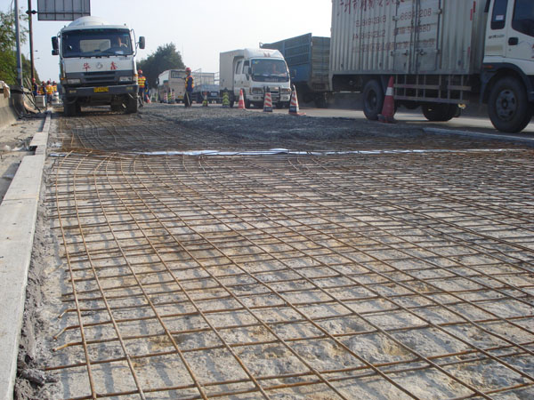 米兰体育网页版南三公路道路维修工程